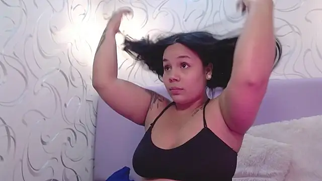 Snapshot of EmilyQueen3x chatting on October 19, 5:48 pm EmilyQueen3x online show from October 19, 5:48 pm