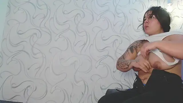 Snapshot of EmilyQueen3x chatting on October 21, 5:50 pm EmilyQueen3x online show from October 21, 5:50 pm