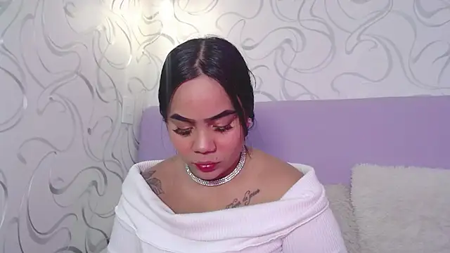 Snapshot of EmilyQueen3x chatting on November 1, 2:21 pm EmilyQueen3x online show from November 1, 2:21 pm