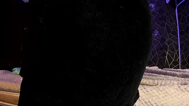 dayra angels online show from October 8, 8:35 pm