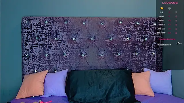 Snapshot of NoraBigAss chatting on October 17, 2:04 am NoraBigAss online show from October 17, 2:04 am