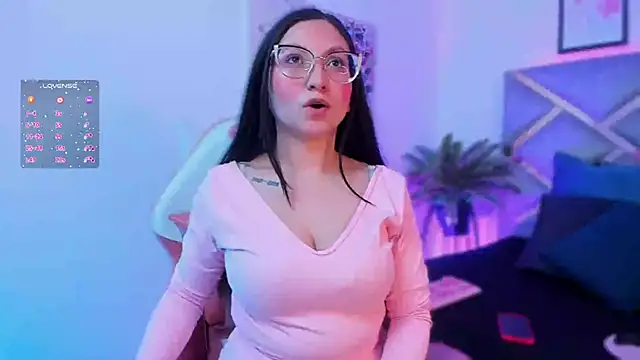 Snapshot of lucy_neil chatting on October 24, 2:40 am lucy neil online show from October 24, 2:40 am