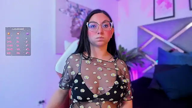 Snapshot of lucy_neil chatting on October 16, 2:47 am lucy neil online show from October 16, 2:47 am