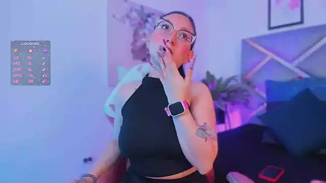 Snapshot of lucy_neil chatting on October 23, 2:39 am lucy neil online show from October 23, 2:39 am