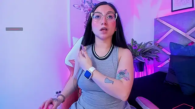 Snapshot of lucy_neil chatting on October 15, 2:36 am lucy neil online show from October 15, 2:36 am