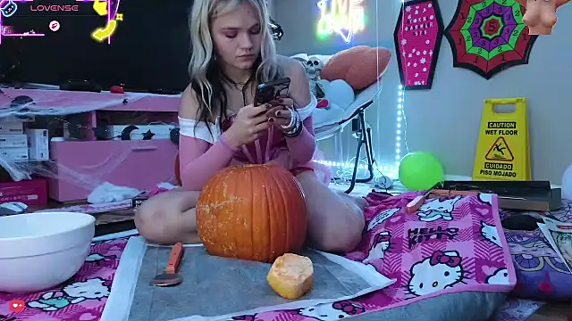 Snapshot of Cutiepiespanks chatting on October 26, 3:24 am Cutiepiespanks online show from October 26, 3:24 am