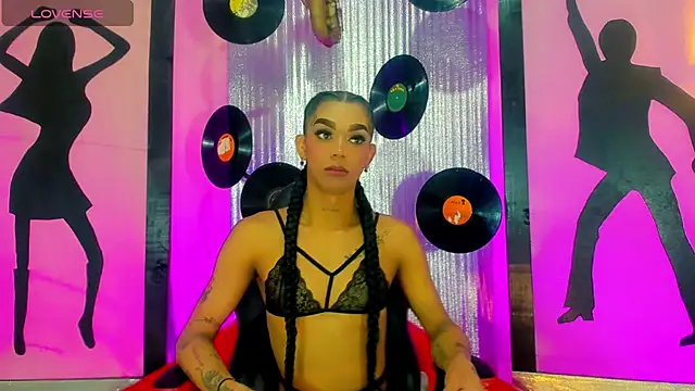 Snapshot of nickyminach_ chatting on October 17, 7:17 pm nickyminach  online show from October 17, 7:17 pm