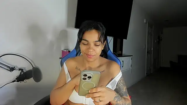 victoriachicas online show from October 30, 9:00 am