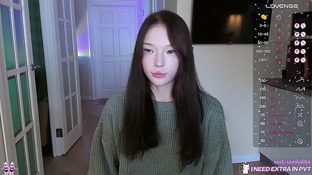 Snapshot of lialiliaa chatting on October 14, 10:18 am lialiliaa online show from October 14, 10:18 am