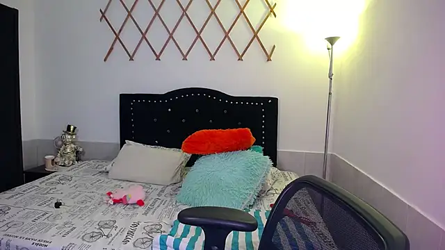 Snapshot of naughty_girl_4u chatting on October 3, 11:32 pm naughty girl 4u online show from October 3, 11:32 pm