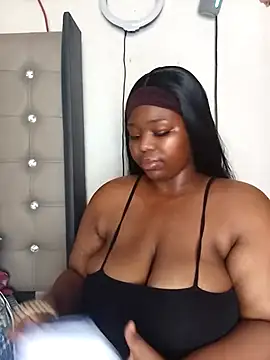 Snapshot of Aalyiah445 chatting on October 13, 8:17 am Aalyiah445 online show from October 13, 8:17 am