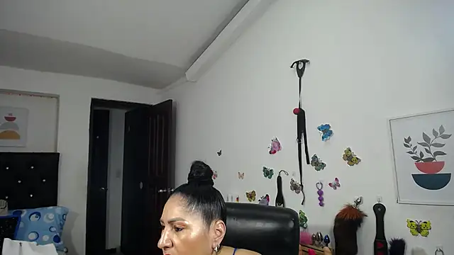 Snapshot of mature_bigboobs10 chatting on October 29, 1:21 am mature bigboobs10 online show from October 29, 1:21 am