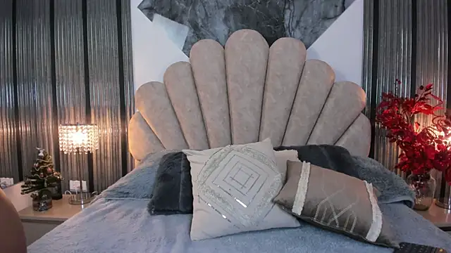 Naughty  Mom online show from December 18, 12:54 pm