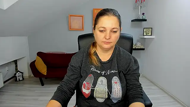 LollaGirl online show from December 3, 4:15 am