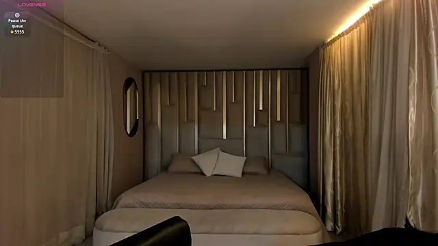 Snapshot of RossieRhoades chatting on October 6, 8:35 pm RossieRhoades online show from October 6, 8:35 pm