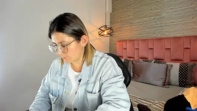 Snapshot of SarahDeyvis chatting on October 24, 5:53 pm SarahDeyvis online show from October 24, 5:53 pm