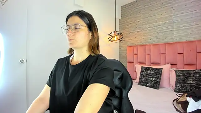 Snapshot of SarahDeyvis chatting on September 28, 2:33 pm SarahDeyvis online show from September 28, 2:33 pm