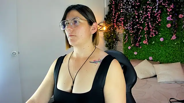 SarahDeyvis online show from December 18, 2:44 pm