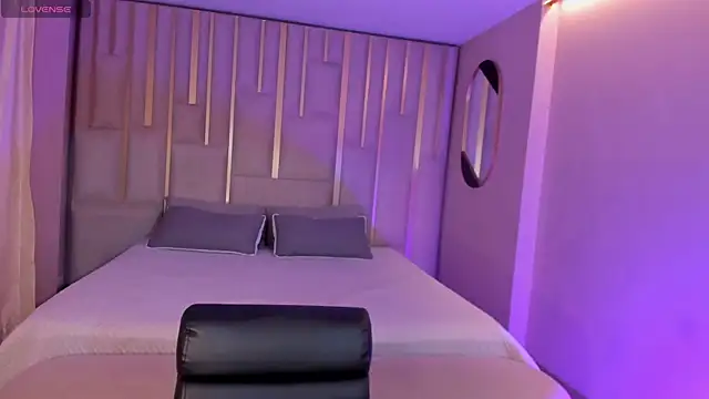 EveBensonX online show from April 16, 8:19 pm