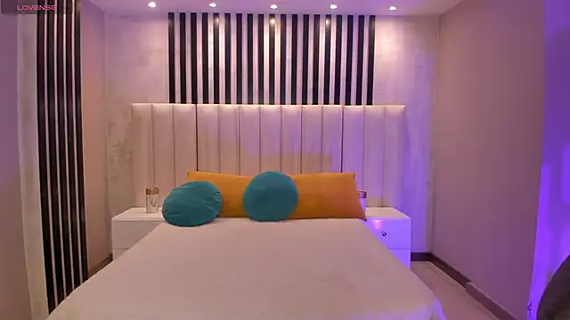 EveBensonX online show from April 10, 6:58 pm