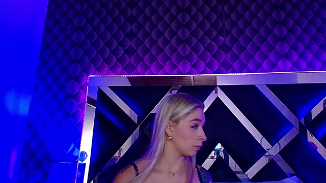 victoriaa lee  online show from October 4, 7:40 pm