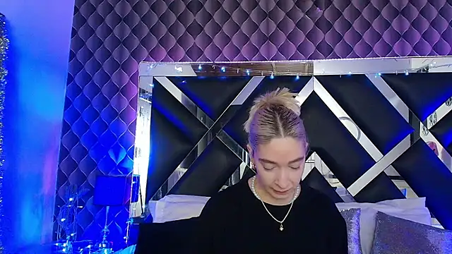 victoriaa lee  online show from March 2, 7:42 pm