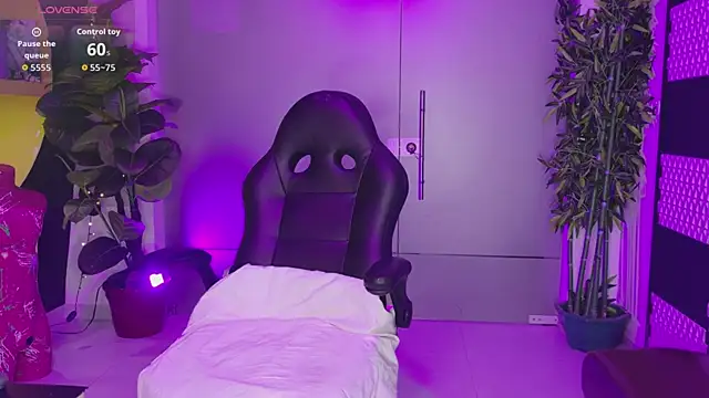 MalaikaBrown online show from October 22, 1:16 pm