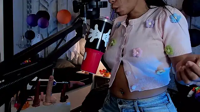 Snapshot of NiicolleMiller chatting on October 31, 11:47 am NiicolleMiller online show from October 31, 11:47 am