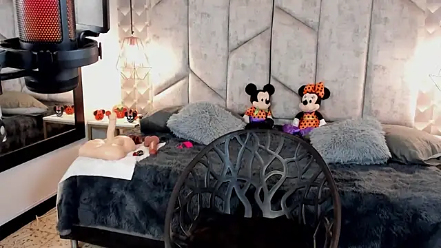 Snapshot of NiicolleMiller chatting on October 14, 2:19 pm NiicolleMiller online show from October 14, 2:19 pm