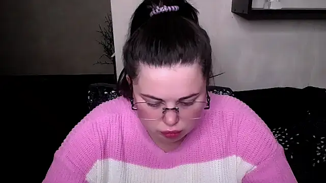 Snapshot of Emily_Mo chatting on October 11, 5:56 am Emily Mo online show from October 11, 5:56 am