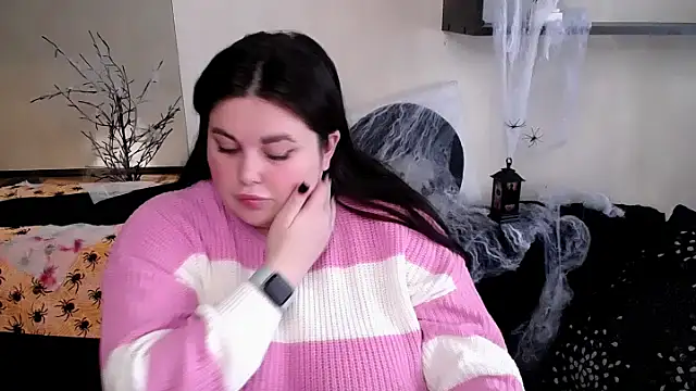 Snapshot of Emily_Mo chatting on October 31, 9:57 am Emily Mo online show from October 31, 9:57 am