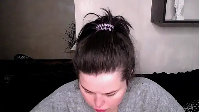 Snapshot of Emily_Mo chatting on October 8, 6:18 am Emily Mo online show from October 8, 6:18 am