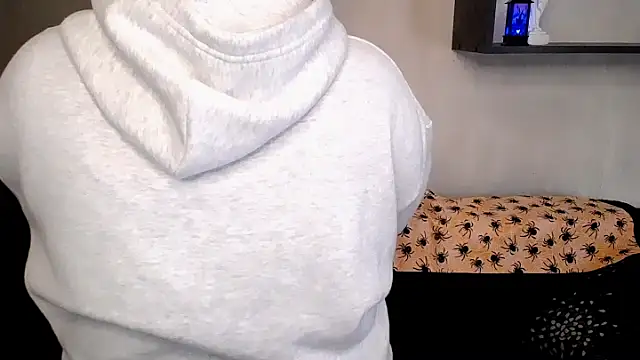 Snapshot of Emily_Mo chatting on October 28, 8:42 am Emily Mo online show from October 28, 8:42 am