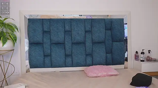 Anais aradia online show from March 22, 8:20 am