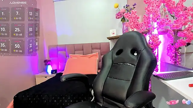 Snapshot of mia_thompsonn_ chatting on October 2, 4:01 pm mia thompsonn  online show from October 2, 4:01 pm