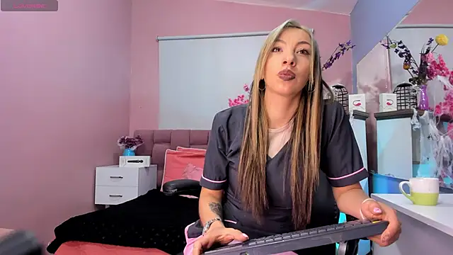 Snapshot of mia_thompsonn_ chatting on October 29, 3:04 pm mia thompsonn  online show from October 29, 3:04 pm