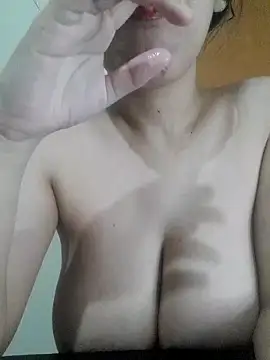 DianiQueenn online show from December 18, 4:50 am