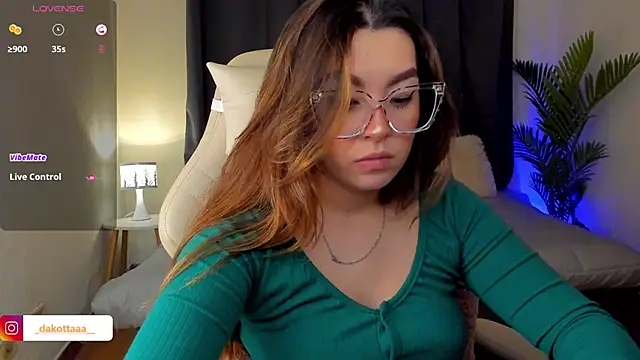 Snapshot of dakottaa_ chatting on October 15, 11:40 pm dakottaa online show from October 15, 11:40 pm