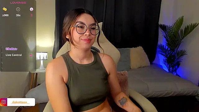 Snapshot of dakottaa_ chatting on October 7, 11:20 pm dakottaa online show from October 7, 11:20 pm