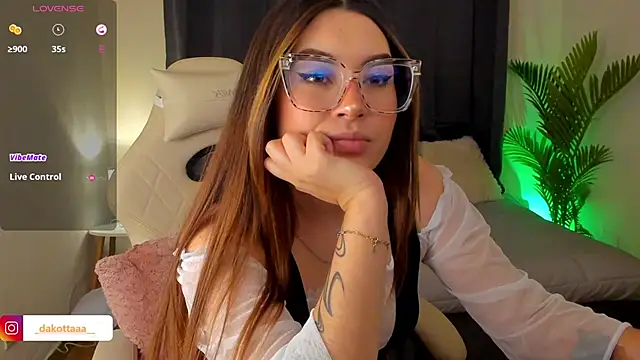 Snapshot of dakottaa_ chatting on November 1, 12:04 am dakottaa online show from November 1, 12:04 am