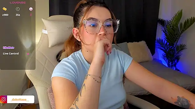 Snapshot of dakottaa_ chatting on October 31, 12:01 am dakottaa online show from October 31, 12:01 am