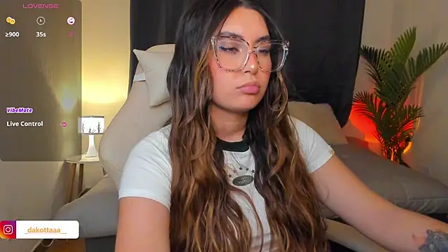 dakottaa  online show from March 28, 11:58 pm