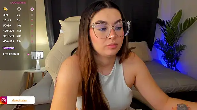 Snapshot of dakottaa_ chatting on October 28, 11:42 pm dakottaa online show from October 28, 11:42 pm