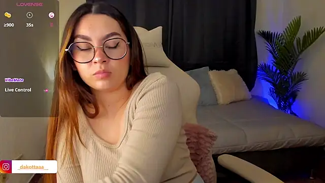 Snapshot of dakottaa_ chatting on October 21, 11:42 pm dakottaa online show from October 21, 11:42 pm