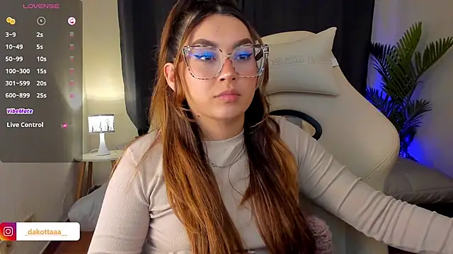 Snapshot of dakottaa_ chatting on October 22, 11:43 pm dakottaa online show from October 22, 11:43 pm