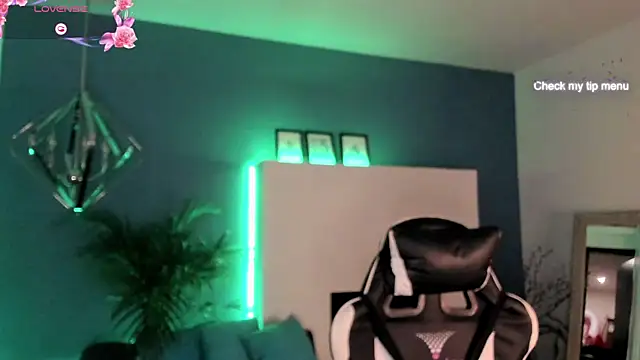 Snapshot of Megan_inked chatting on November 1, 4:16 am Megan inked online show from November 1, 4:16 am