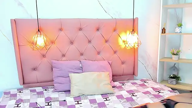 Snapshot of Belle_Brunette chatting on October 4, 10:14 pm Belle Brunette online show from October 4, 10:14 pm