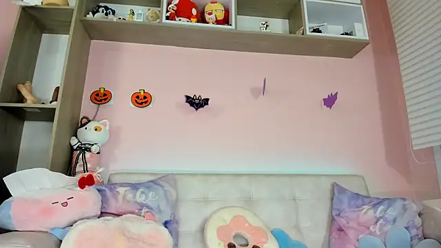 tinysara online show from October 13, 5:04 pm