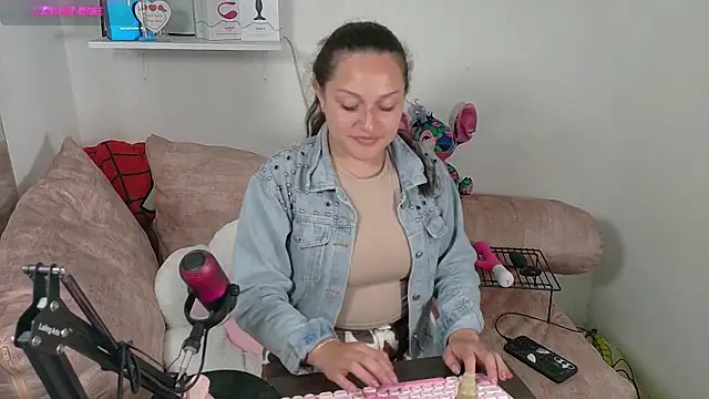 Snapshot of megan_doll2 chatting on September 14, 9:45 pm megan doll2 online show from September 14, 9:45 pm