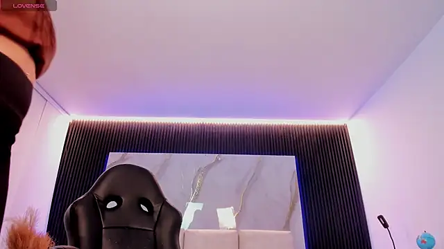 charlottewhitte online show from April 17, 11:56 am